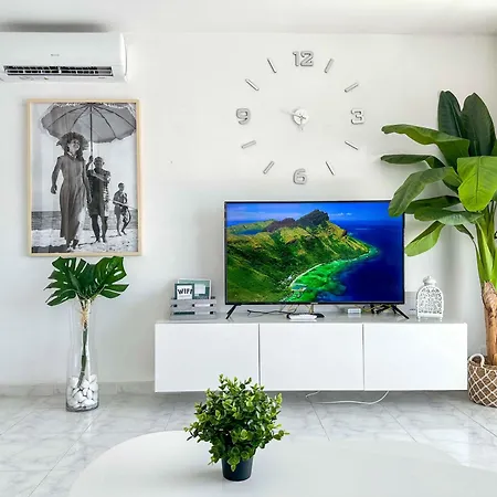 Balcon Al Mediterraneo Y Skyline De アパート