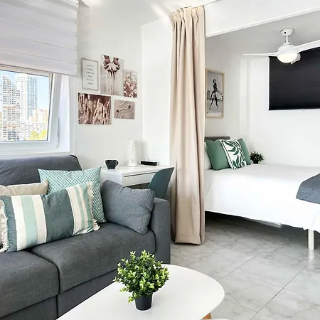 Balcon Al Mediterraneo Y Skyline De アパート *