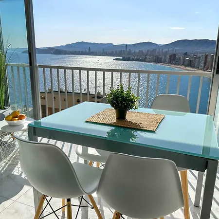 Balcón Al Mediterráneo Y Skyline De Apartamento Benidorm